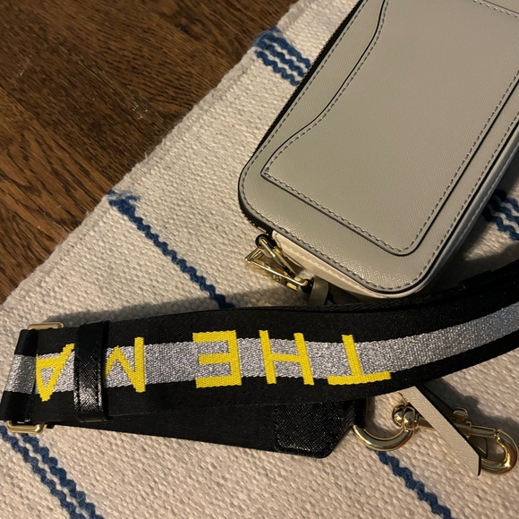 Marc Jacobs The Snapshot Camera Bag
Light Grey with black neon green strap - Picture 4 of 6